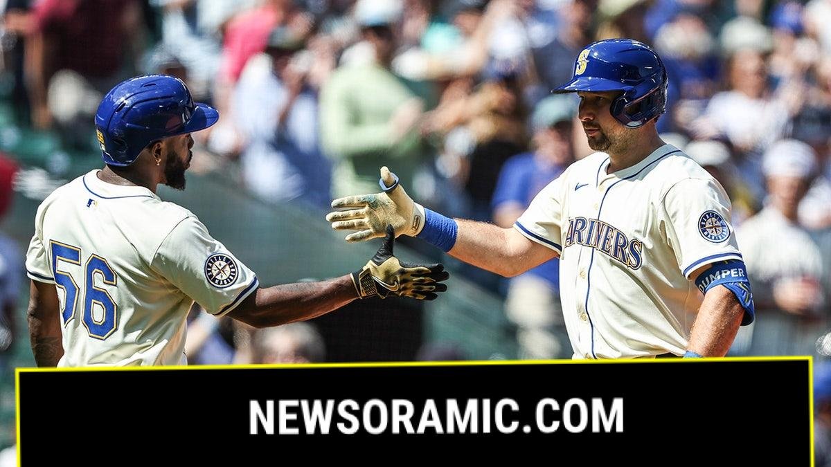 Cal Raleigh celebrates home run with Randy Arozarena