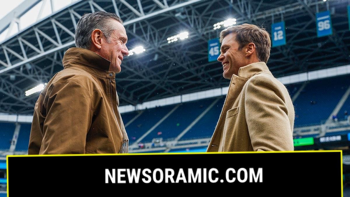 Drew Bledsoe and Tom Brady talk during pregame