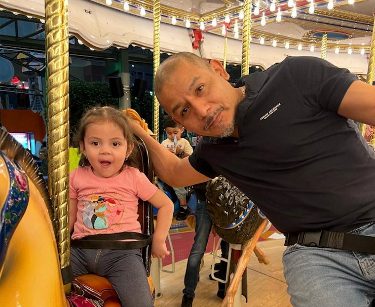 Domingo Mendoza junto con su hija menor en un parque de diversiones en Minnesota, en enero de 2025.