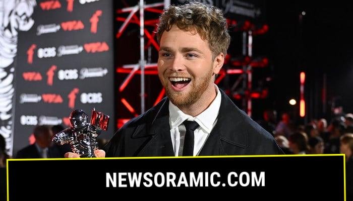 Alex Warren in shock after Best New Artist win at VMAs