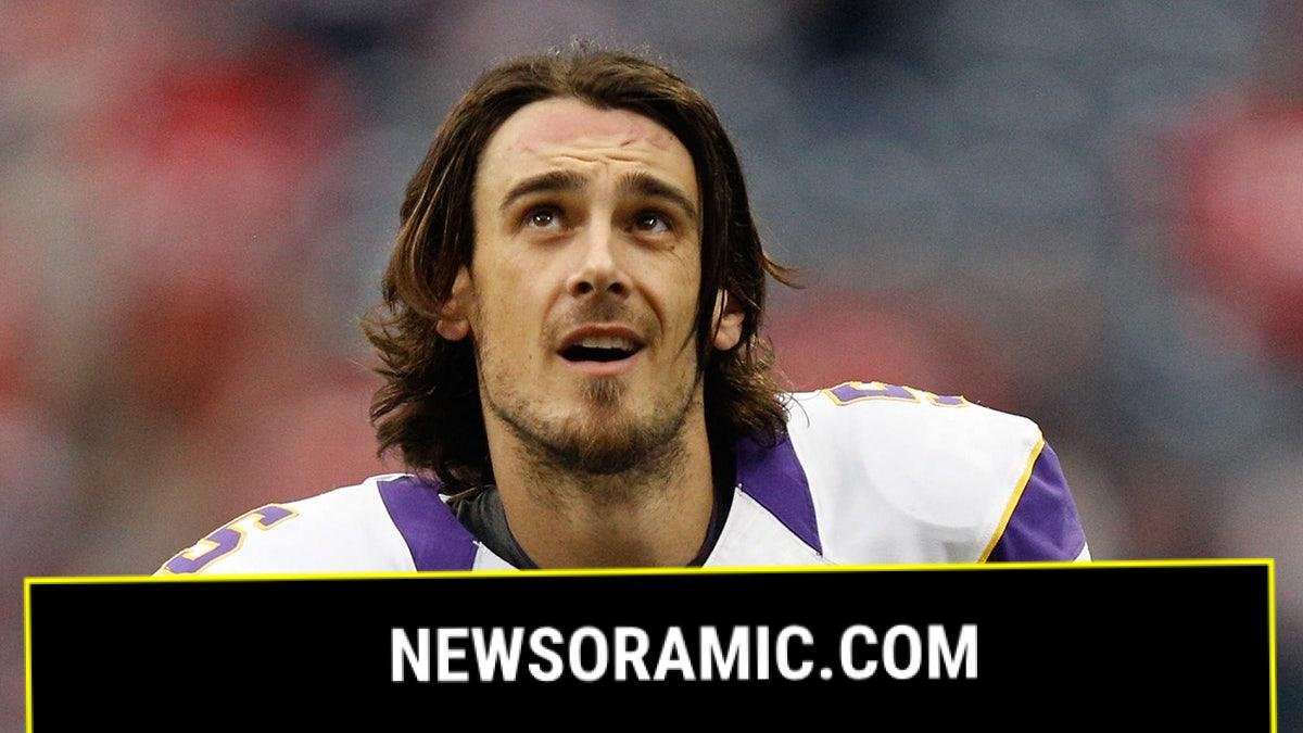 Chris Kluwe looks up