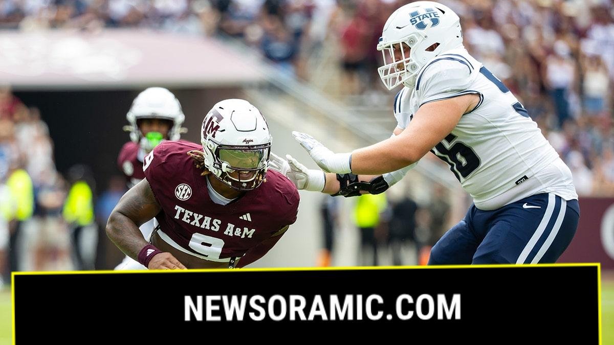 Cashius Howell plays in a college football game
