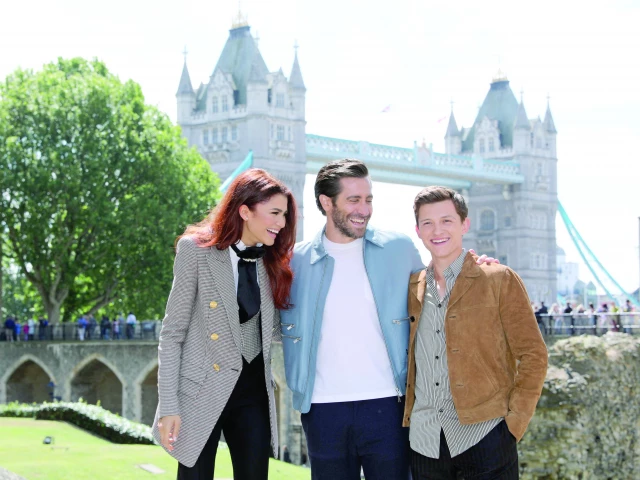 actors zendaya jake gyllenhaal and tom holland pose during a photocall against the backdrop of the tower bridge in london in 2019 photo afp